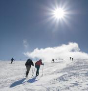 Proč využít půjčovny lyží a snowboardů při lyžování v Krkonoších?